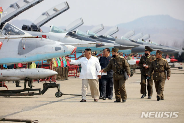 ▲ 김정은이 지난 11일 마지막으로 현지지도를 했던 요격기 부대. ⓒ뉴시스. 무단전재 및 재배포 금지.