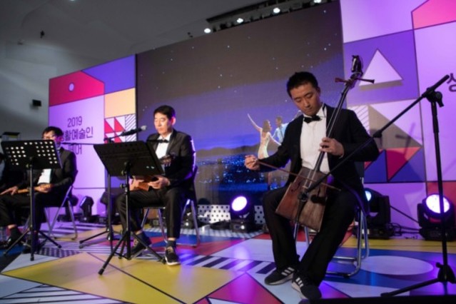 ▲ 지난해 10월 동대문디자인플라자에서 개최된 '2019 생활예술인 페어' 공연 모습.ⓒ서울문화재단