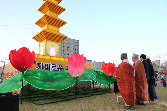 ▲ 의성군은 불기 2564년을 맞아 부처님 오신 날 봉축행사인 봉축탑 점등식을 가졌다.ⓒ의성군