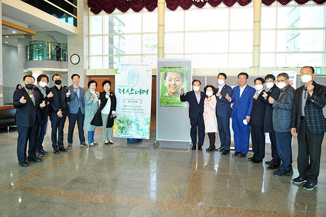 ▲ 군위군은 김수환 추기경 유년시절 ‘저 산 너머’영화 시사회를 가졌다.ⓒ군위군