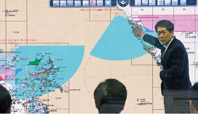 ▲ 2016년 4월 북한의 GPS 교란 공격 당시 수협중앙회가 어선들의 피해를 해양수산부 장관에게 설명하는 모습. ⓒ연합뉴스. 무단전재 및 재배포 금지.