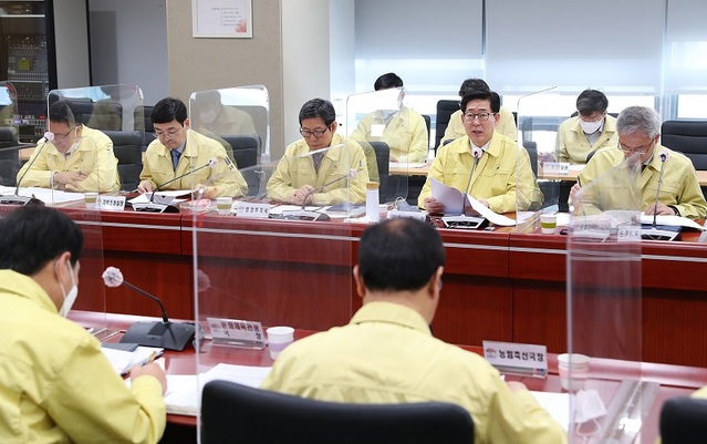 ▲ 양승조 충남도지사가 27일 도청에서 실국원장회의를 주재하고 있다.ⓒ충남도