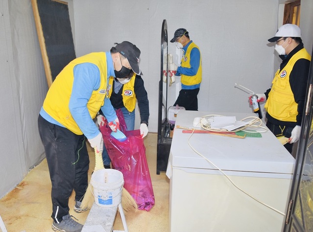 ▲ 아세아시멘타 단양공장 직원 8명이 지난 25일 제천시 백운면 덕동리 기초생활수급자 가정에서 집수리 봉사활동을 하고 있다. ⓒ아세아세멘트 단양공장