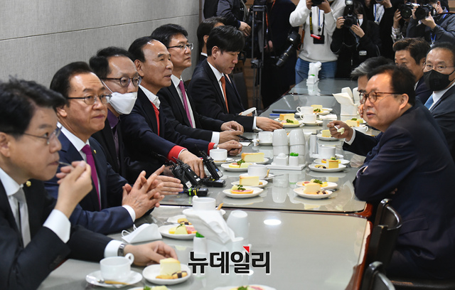 ▲ 미래통합당 21대 총선 3선 당선 의원들이 27일 오전 국회 의원회관에서 28일 열릴 예정인 전국위원회와 관련해 모임을 갖고 있다.ⓒ이종현 기자