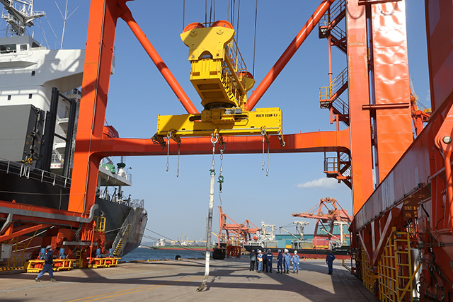 ▲ 24일 포항제철소 제품부두에서 열린 준공식에 참석한 관계자들이 하역기를 살펴보고 있다.ⓒ포항제철소