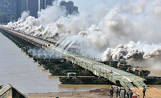 ▲ 2016년 8월 장강에서 도하훈련을 하는 중국 인민해방군. ⓒ뉴시스. 무단전재 및 재배포 금지.