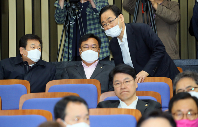 ▲ 미래통합당 김무성(왼쪽부터), 정진석, 주호영, 장제원 의원 등이 20일 국회에서 열린 비공개 의원총회에서 회의 시작을 기다리고 있다. 
 ⓒ연합뉴스