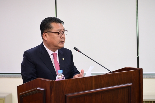 ▲ 김천시의회(의장 김세운)는 4월 27일 개최된 제211회 임시회 본회의에서 김세운 의장이 대표 발의하고, 의원 전원이 공동으로 발의한 김천시 저소득주민 생활안정 지원 조례안을 의결했다.ⓒ김천시