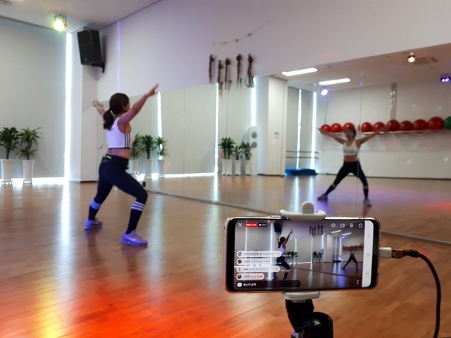 ▲ 달성군시설관리공단(이사장 강순환)은 4월 중순부터 지역주민 누구나 이용할 수 있는 온라인 실시간 Live 영상수업을 운영 중이라고 전했다.ⓒ달성군