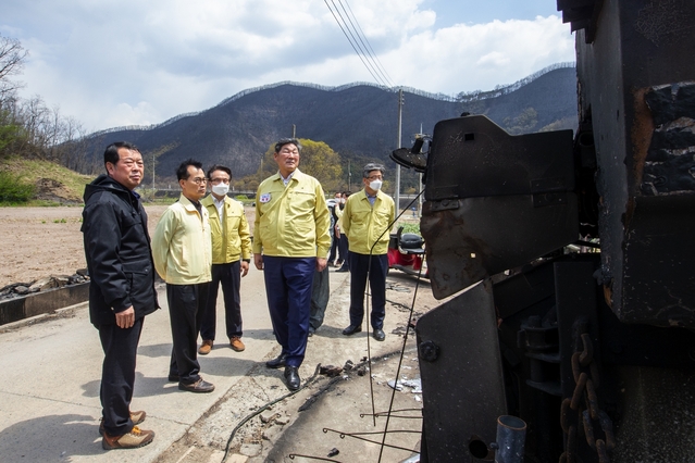 ▲ 장경식 경북도의회 장경식 의장과 농수산위원회 김성진 의원은 지난 27일 안동시 남후면 고하리 돈사를 찾아 피해 현장을 둘러보고 있다.ⓒ경북도의회