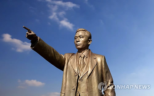 ▲ 경북 구미지역 사회단체로 구성된 박정희대통령동상건립추진위원회가 공모를 거쳐 당선작으로 선정한 김영원 작가의 박정희 대통령 동상 작품. ⓒ박정희대통령동상건립추진위원회/연합뉴스