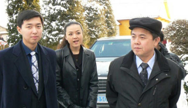 ▲ 김정은 사후 후계자로 꼽히는 김평일과 두 자녀. 2007년 촬영. 김평일은 김일성의 둘째 부인이 낳은 아들이다. ⓒ연합뉴스. 무단전재 및 재배포 금지.