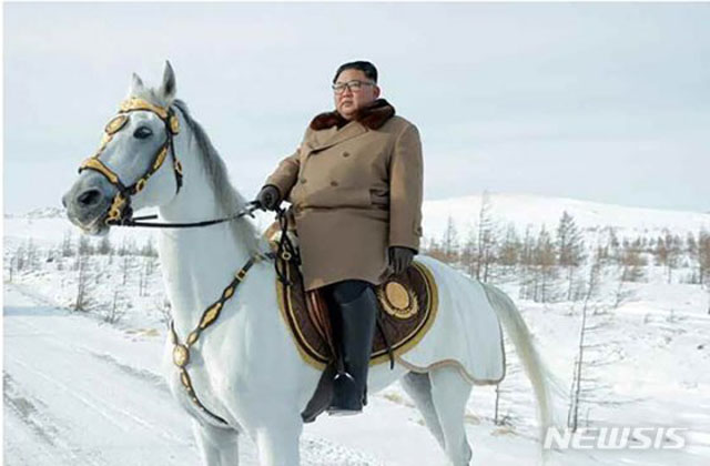 ▲ 말에 탄 김정은. 김정은은 이런 식의 동물학대를 즐기는 성격으로 보인다. ⓒ뉴시스. 무단전재 및 재배포 금지.