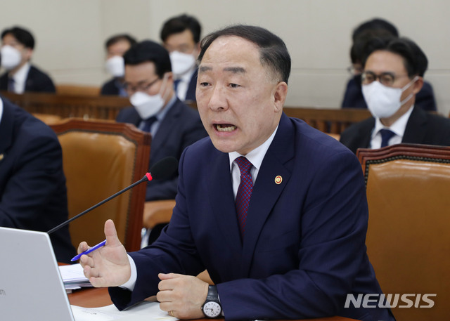 ▲ 홍남기 경제부총리 겸 기획재정부 장관이 28일 서울 여의도 국회에서 열린 기획재정위원회 전체회의에서 의원의 질의에 답하고 있다.ⓒ뉴시스