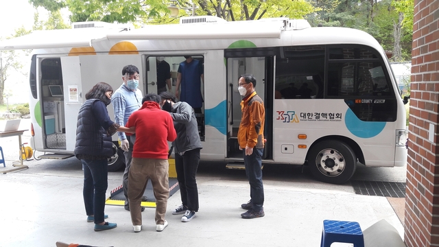 ▲ 고령군(군수 곽용환)은 지난 27일 고령군 우곡면 들꽃마을 입소자를 대상으로 결핵 이동검진을 실시했다.ⓒ고령군