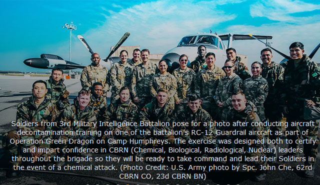 ▲ 주한미군 501정보여단 3대대 장병들이 RC-12X 가드레일 정찰기 앞에서 찍은 기념사진. ⓒ미육군 501정보여단 홈페이지 캡쳐.