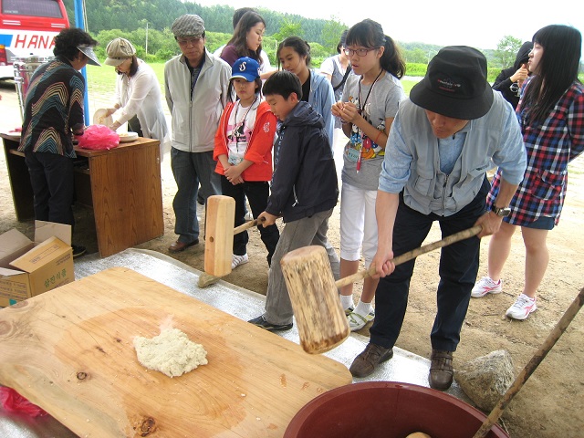 ▲ 지난해 경북을 찾은 가족들이 떡메치기 체험을 하고 있다.ⓒ경북문화관광공사