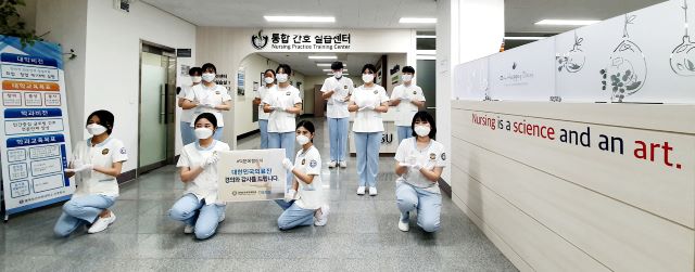 ▲ 충북보건과학대학교 간호학과가 코로나19 치료를 위해 의료현장에서 밤낮없이 헌신하는 의료진에게 고마움을 전하기 위해  ‘덕분에 챌린지’를 27일부터 진행하고 있다.ⓒ충북보건과학대학교