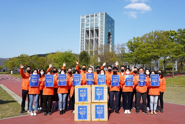 ▲ 경주엑스포 직원들이 대구지역 의료진과 관계자들을 위해 힐링용 도록 100권을 대구시에 기부하고 응원을 보내고 있다.ⓒ경주엑스포
