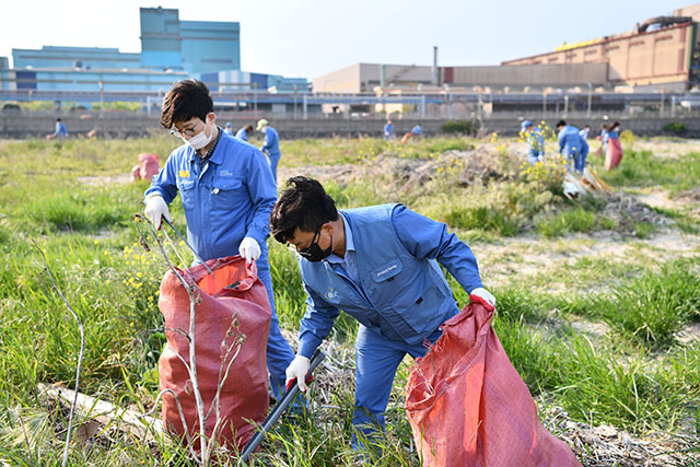 ▲ 포스코케미칼 임직원들이 청림 해변에서 환경정화 봉사활동을 하고 있다.ⓒ포스코케미칼