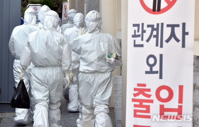▲ 국내 확진환자가 발생한지 100일째인 28일 방호복을 착용한 의료진이 병동으로 들어가고 있다. ⓒ뉴시스