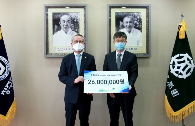 ▲ 차천수 청주대 총장과 정연행 진메디컬 대표이사가 28일 2600만원 상당의 임상병리학과 실습 시약 기증식을 갖고 기념촬영을 하고 있다. ⓒ청주대