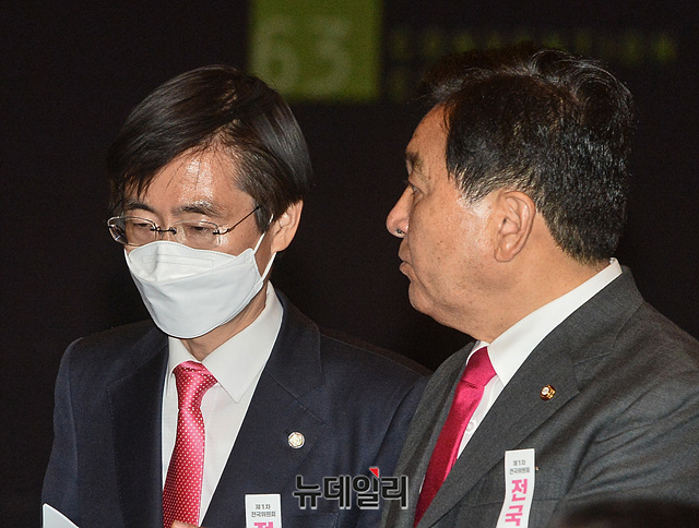 ▲ 심재철 미래통합당 대표권한대행과 조경태 최고위원이 28일 오후 서울 영등포구 63스퀘어에서 열린 미래통합당 제1차 전국위원회에서 대화를 하고 있다.ⓒ박성원 기자