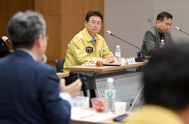 ▲ 경상북도(도지사 이철우)는 28일 경북도청에서 문화관광 전문가와 함께 ‘포스트 코로나, 경북관광 새길 찾기’라는 주제로 경북관광의 새로운 방향을 찾기 위한 간담회를 열었다.ⓒ경북도