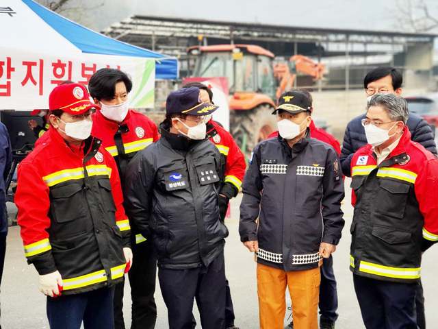 ▲ 이철우 경북도지사(왼쪽 두번째)는 진영 행정안전부장관, 정문호 소방청장, 임종식 경북도 교육감, 황인권 제2작전사령관, 박종호 산림청장, 박건찬 경상북도 지방경찰청장 등과 4차례에 걸쳐 상황판단회의를 주재 및 참석하는 등 발빠른 대응에 나섰다.ⓒ경북도