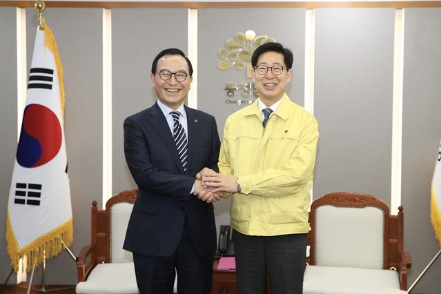 ▲ 지난 15일 21대 총선과 함께 치러진 천안시장 보궐선거에서 당선된 박상돈 천안시장(왼쪽)이 28일 충남도청을 방문해 양승조 도지사를 만나 천안시가 추진하고 있는 주요 현안사업에 대한 적극적인 협력과 지원을 요청하고 환담을 나누고 있다.ⓒ천안시