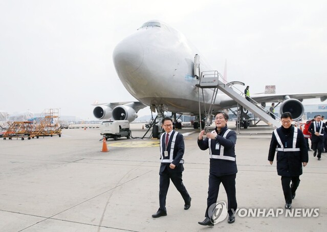 ▲ 29일 인천공항 수출입현장을 방문한 성윤모 장관은 '현장중심의 기업지원'을 강조해다 ⓒ연합뉴스 제공