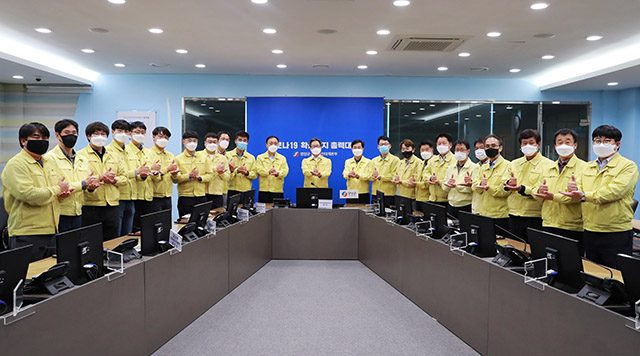 ▲ 오도창 영양군수은 영양군 공직자들과 함께 덕분에 챌린지 캠페인에 참여했다.ⓒ영양군