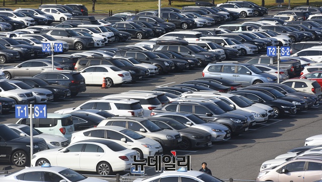 ▲ 황금연휴를 하루 앞둔 29일 서울 강서구 김포공항 국내선 주차장이 차량으로 가득 차 있다. ⓒ권창회 기자.