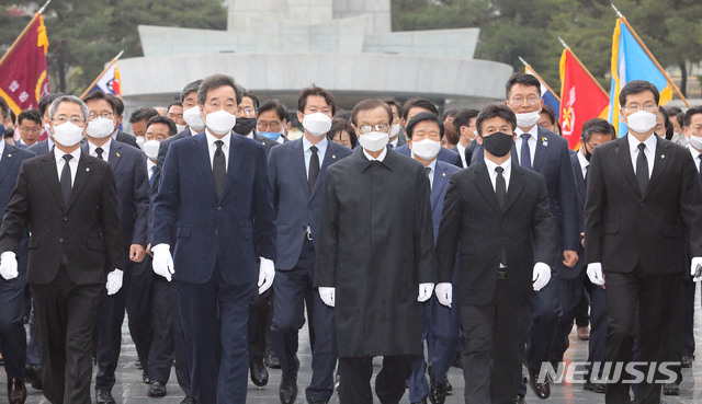 ▲ 이해찬 더불어민주당 대표가 17일 오전 서울 동작구 국립서울현충원을 찾아 현충탑에 참배하고 있다. 이날 현충원은 더불어민주당 이인영 원내대표, 이낙연 상임선대위원장, 더불어시민당 최배근 공동대표와 더불어민주당-더불어시민당 당선자들과 함께했다. ⓒ뉴시스