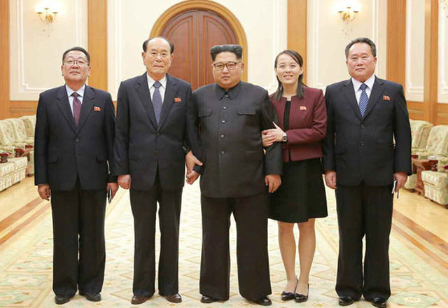 ▲ 2018년 2월 평창 동계올림픽을 다녀온 김여정과 김영철, 리선권, 최휘 등이 김정은과 기념사진을 찍었다. ⓒ북한 선전매체 화면캡쳐.