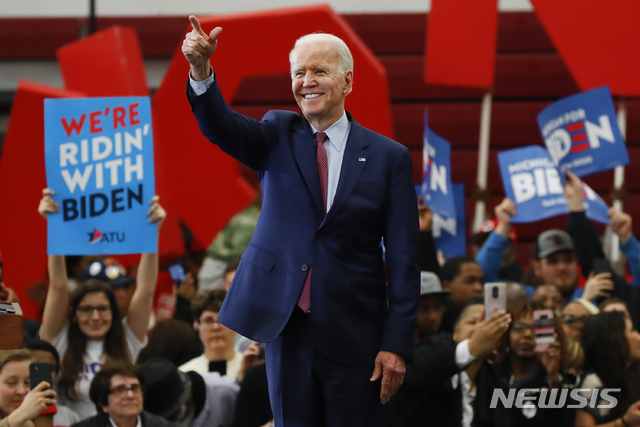 ▲ [디트로이트=AP/뉴시스] 미국 민주당 경선 유력 후보인 조 바이든 전 부통령이 지난달 9일(현지시간) 미시간주 디트로이트 르네상스고등학교에서 선거 유세를 펼치고 있다.ⓒ뉴시스