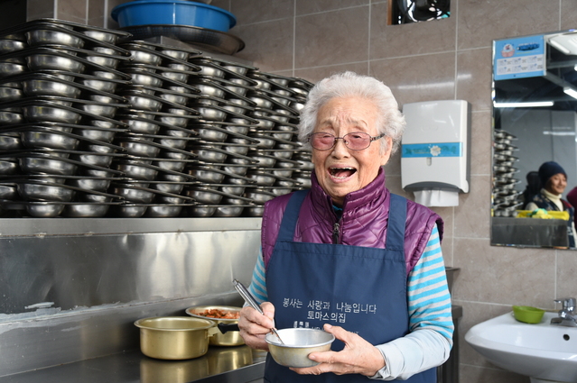 ▲ 33년째 무료급식소에서 봉사활동을 이어온 정희일 할머니(95)ⓒLG