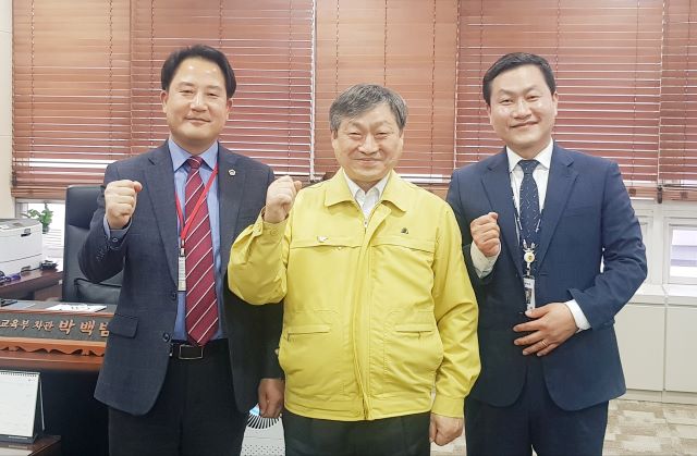 ▲ 세종시의회 상병헌 교육안전위원장(맨 왼쪽)이 지난 27일 교육부 박백범 차관(가운데)을 예방하고 포즈를 취하고 있다.ⓒ세종시의회