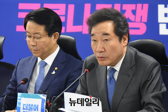 ▲ 이낙연 전 국무총리(더불어민주당 코로나19 국난극복위원장·사진 오른쪽)가 29일 오후 국회 의원회관에서 열린 코로나19 국난극복위원회 방역 전문가 간담회에 참석해 모두 발언을 하고 있다. ⓒ권창회 기자