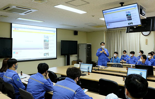 ▲ 지난 28일 포항제철소 설비기술센터에서 직원들을 대상으로 RPA 설명회를 진행하고 있다. 이날 RPA 기술 확대 적용을 위한 단계적 전문가 양성과정과 24개 과제 개발 계획을 밝혔다.ⓒ포스코