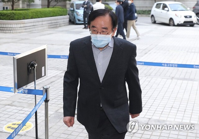 ▲ 정경심 동양대 교수의 재판이 열리는 29일 서초동 서울중앙지법에 정 교수 딸의 인턴활동을 지도했던 단국대 의과대 장영표 교수가 증인으로 출석하고 있다. ⓒ연합뉴스