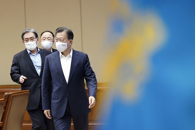 ▲ 문재인 대통령은 2차 추경안 합의 전인 지난 28일 국무회의에서 3차 추경의 빠른 편성 등을 정부에 주문했다.ⓒ청와대