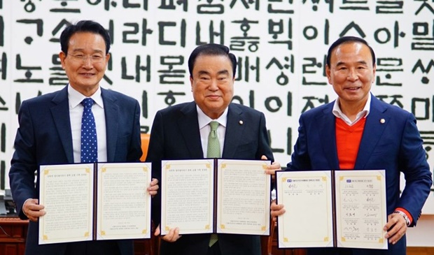 ▲ 더불어민주당 충북도당 변재일 위원장과 박덕흠 충북 동남4군 당선인이 29일 국회 문희상 의장을 만나 차세대 다목적 방사광가속기 충북 유치를 요청했다.ⓒ민주당 충북도당