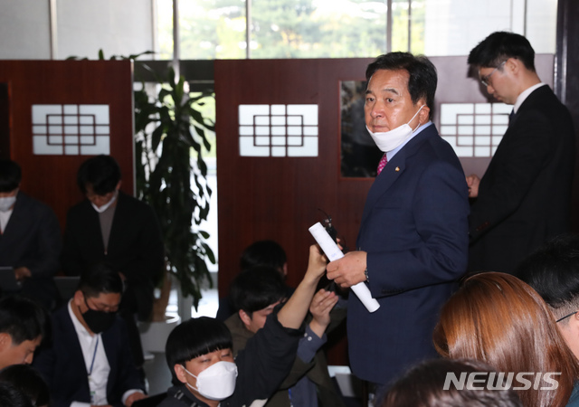▲ 심재철 미래통합당 당대표 권한대행이 29일 서울 여의도 국회에서 열린 최고위원회의에 참석하던 중 잠시 복도로 나와 브리핑을 하고 있다.ⓒ뉴시스
