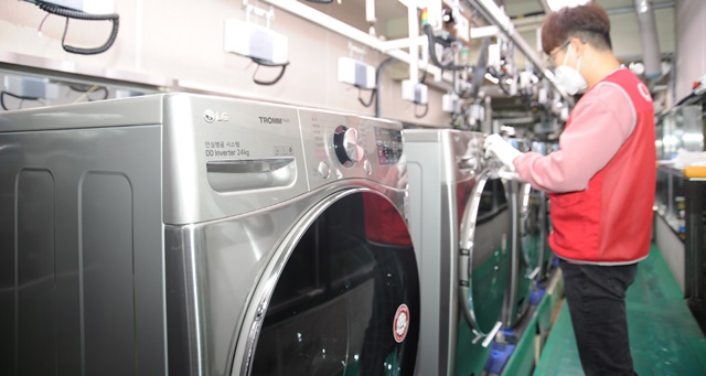 ▲ 24㎏ AI DD 세탁기 생산라인. ⓒLG전자