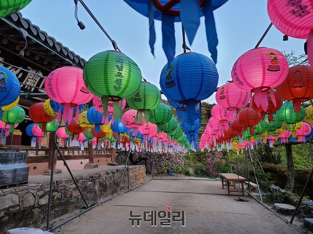 ▲ 불기 2564년 부처님 오신날을 맞아 충남 서산 개심사에 걸린 연등들.ⓒ김정원 기자