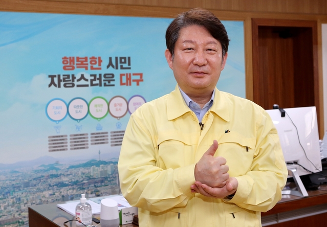 ▲ 권영진 대구시장이 ‘덕분에 챌린지’에 동참하고 코로나19 극복을 위해 최일선에서 사투를 벌이고 있는 의료진에게 감사와 응원의 메시지를 전했다.ⓒ대구시