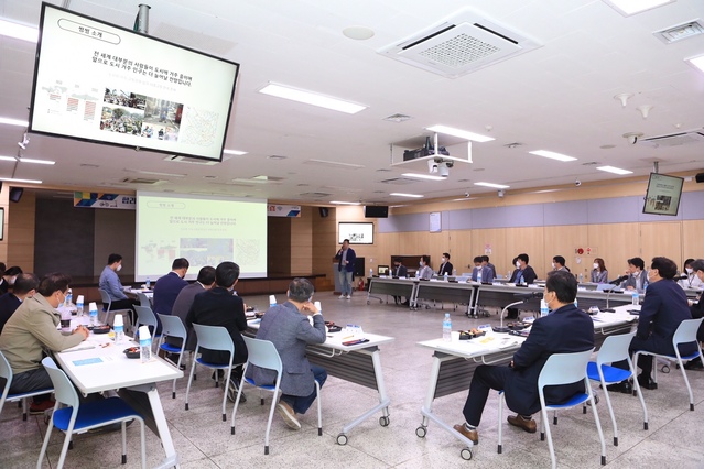 ▲ 합리적인 공유교통 도입을 위한 수미창조 포럼에서 발제자가 발표를 하고 있다.ⓒ대구시