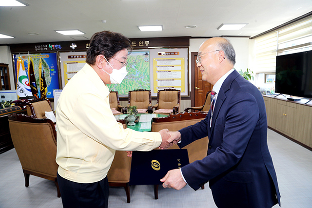 ▲ 안동시는 백운배 전 대구미래대학교 교수를 용상동 도시재생뉴딜사업 총괄 코디네이터로 위촉했다.ⓒ안동시