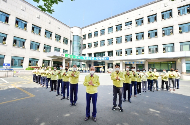 ▲ 이승율 청도군수와 직원들은 전국 의료진과 종사자들에게 ‘존경’과 ‘자부심’을 뜻하는 수어 동작을 하는 ‘덕분에 챌린지’에 동참했다.ⓒ청도군